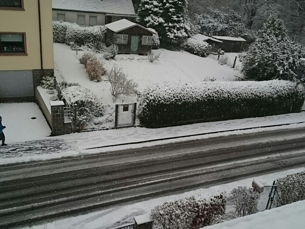 Schnee vor der Haustuer